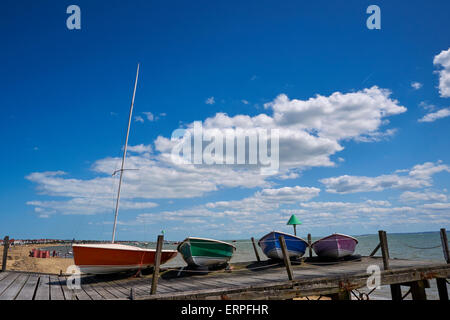 Quatre bateaux à voile coloré de Thorpe bay, Essex Banque D'Images