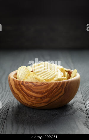 Plaquettes organiques ridée dans un bol en bois sur table en bois avec copie espace Banque D'Images