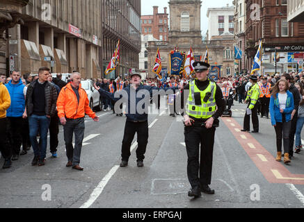 Orangistes et les femmes en mars afin d'Orange controversé appelé 'Événement' Orangefest à Glasgow le 6 juin 2015. Banque D'Images