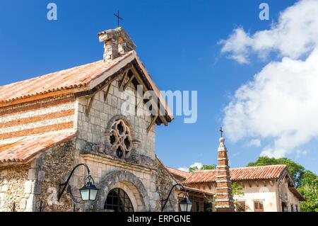 Belle petite église à la Casa de Campo village, République Dominicaine Banque D'Images