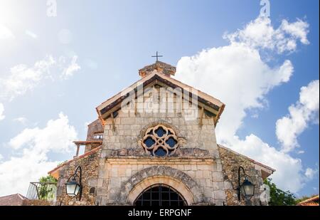 Belle petite église à la Casa de Campo village, République Dominicaine Banque D'Images