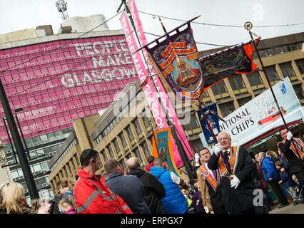 Orangistes et les femmes en mars afin d'Orange controversé appelé 'Événement' Orangefest à Glasgow le 6 juin 2015. Banque D'Images