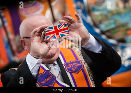 Orangistes et les femmes en mars afin d'Orange controversé appelé 'Événement' Orangefest à Glasgow le 6 juin 2015. Banque D'Images