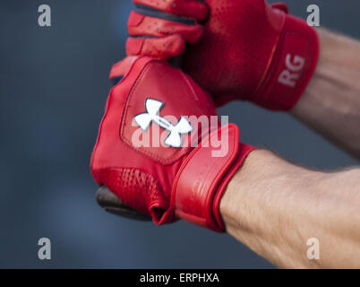 Los Angeles, Californie, USA. 5 juin, 2015. Cardinals de Saint-Louis porte des gants de frappeurs des armures pendant le match contre les Dodgers de Los Angeles au stade Dodgers le jeudi 04 juin, 2015.ARMANDO Armando Arorizo ARORIZO : Crédit/Prensa Internacional/ZUMA/Alamy Fil Live News Banque D'Images