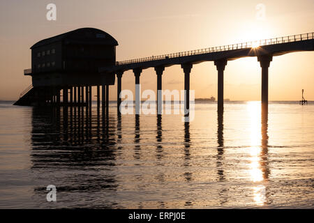 Le lever du soleil sur la station de sauvetage de la RNLI à Bembridge sur l'île de Wight Banque D'Images