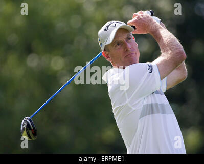 Columbus, États-Unis. 6 juin, 2015. Jim Furyk de l'United States tees off au jour 3 du Memorial Tournament à l'United Center de Columbus, États-Unis, 6 juin 2015. Credit : Ting Shen/Xinhua/Alamy Live News Banque D'Images