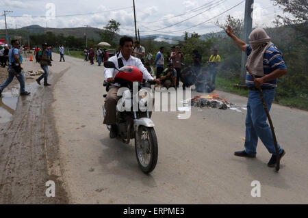 Guerrero, Mexique. 6 juin, 2015. Les enseignants de l'état coordinateur des travailleurs de l'éducation (CETEG) et les parents des disparus 43 étudiants mexicains d'Ayotzinapa's Teacher Training College 'Raul Isidro Burgos' d'Ayotzinapa, prendre part à un blocus pour empêcher l'entrée des bulletins de vote et autres documents électoraux dans la ville de Tixtla, dans l'Etat de Guerrero, Mexique, le 6 juin 2015. Credit : Javier Verdin/Xinhua/Alamy Live News Banque D'Images