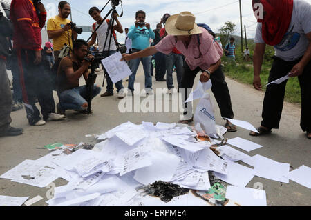 Guerrero, Mexique. 6 juin, 2015. Les enseignants de l'état coordinateur des travailleurs de l'éducation (CETEG) et les parents des disparus 43 étudiants mexicains d'Ayotzinapa's Teacher Training College 'Raul Isidro Burgos' d'Ayotzinapa, prendre part à un blocus pour empêcher l'entrée des bulletins de vote et autres documents électoraux dans la ville de Tixtla, dans l'Etat de Guerrero, Mexique, le 6 juin 2015. Credit : Javier Verdin/Xinhua/Alamy Live News Banque D'Images