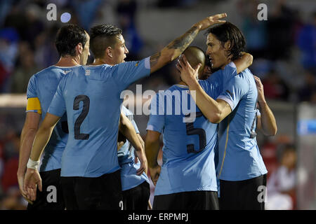 Montevideo, Uruguay. 6 juin, 2015. Edinson Cavani l'Uruguay (1e R) célèbre un but durant le match international amical contre le Guatemala, qui a eu lieu dans le stade du centenaire, à Montevideo, capitale de l'Uruguay, le 6 juin 2015. Crédit : Nicolas Celaya/Xinhua/Alamy Live News Banque D'Images