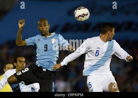 Montevideo, Uruguay. 6 juin, 2015. L'Uruguay Diego Rolan (L) rivalise avec Carlos Gallardo du Guatemala à l'friendly match international tenue à la stade du centenaire, à Montevideo, capitale de l'Uruguay, le 6 juin 2015. Crédit : Nicolas Celaya/Xinhua/Alamy Live News Banque D'Images