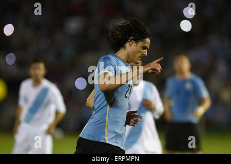 Montevideo, Uruguay. 6 juin, 2015. Edinson Cavani Uruguay's célèbre un but durant le match international amical contre le Guatemala, qui a eu lieu dans le stade du centenaire, à Montevideo, capitale de l'Uruguay, le 6 juin 2015. Crédit : Nicolas Celaya/Xinhua/Alamy Live News Banque D'Images