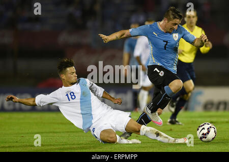 Montevideo, Uruguay. 6 juin, 2015. L'Uruguay a Cristian Rodriguez (R) rivalise avec Stefano Cincotta du Guatemala à l'friendly match international tenue à la stade du centenaire, à Montevideo, capitale de l'Uruguay, le 6 juin 2015. Crédit : Nicolas Celaya/Xinhua/Alamy Live News Banque D'Images