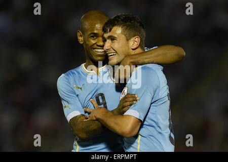 Montevideo, Uruguay. 6 juin, 2015. L'Uruguay de Giorgian Arrascaeta (R) célèbre un but avec son coéquipier Diego Rolan pendant le match international contre le Guatemala, qui a eu lieu dans le stade du centenaire, à Montevideo, capitale de l'Uruguay, le 6 juin 2015. Crédit : Nicolas Celaya/Xinhua/Alamy Live News Banque D'Images