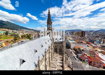 Vue sur la basilique de Quito, en Équateur, avec la ville moderne en arrière-plan Banque D'Images