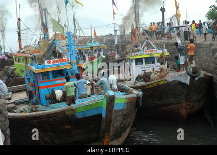 Les bateaux de pêche ancrés à Sassoon Docks marché aux poissons, Mumbai, Maharashtra, Inde. Banque D'Images