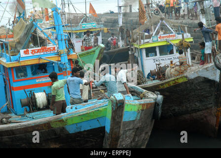 Les bateaux de pêche ancrés à Sassoon Docks marché aux poissons, Mumbai, Maharashtra, Inde. Banque D'Images