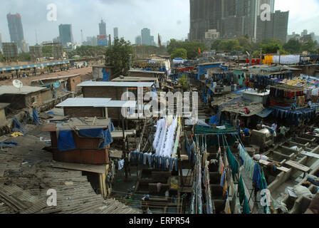 Vêtements lavés sèchent sur les toits de maisons à Mahalaxmi Dhobi Ghat open air laverie, Mumbai, Maharashtra, Inde. Banque D'Images