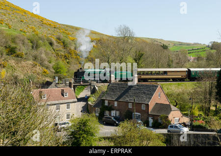 Passage à niveau train à vapeur pont ferroviaire à Corfe, Dorset, en avril, en carrioles. Banque D'Images