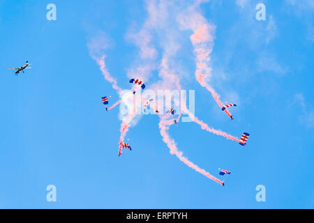 Wadebridge, Cornwall, UK. 6 juin,2015. L'équipe de démonstration de parachutisme RAF RAF, faucons, gouttes dans le Royal Cornwall Show à Wadebridge, Cornwall, samedi, 6 juin 2015. Équipe est basée à RAF Brize Norton. Credit : Douglas Lander/Alamy Live News Banque D'Images