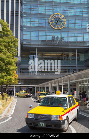 Des taxis à l'extérieur de la station Hakata, Fukuoka, Kyushu, Japon Banque D'Images