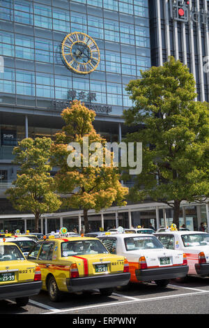 Des taxis à l'extérieur de la station Hakata, Fukuoka, Kyushu, Japon Banque D'Images