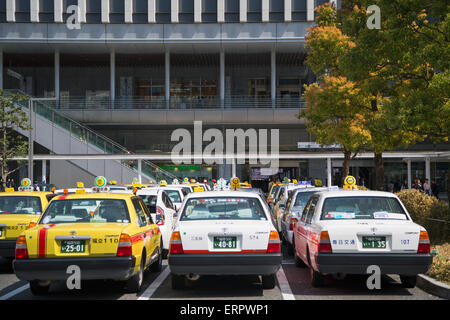 Des taxis à l'extérieur de la station Hakata, Fukuoka, Kyushu, Japon Banque D'Images