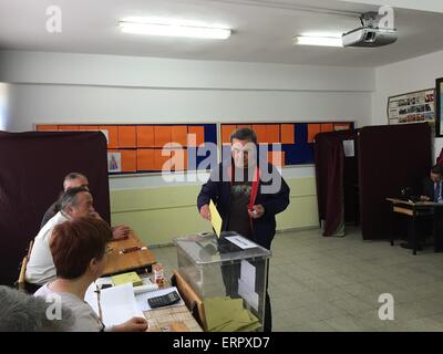 Ankara, Turquie. 7 juin, 2015. Un électeur dépose son bulletin de vote à Ankara, Turquie, le 7 juin 2015. Les électeurs turcs ont commencé à voter pour élire les 550 membres du Parlement européen le dimanche comme le parti de la Justice et du développement (AKP) ressemble à une quatrième élection consécutive victoire. Credit : Zou Le/Xinhua/Alamy Live News Banque D'Images