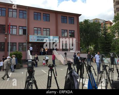 Ankara, Turquie. 7 juin, 2015. Attendre les journalistes pour les dirigeants de voter à un bureau de scrutin à Ankara, Turquie, le 7 juin 2015. Les électeurs turcs ont commencé à voter pour élire les 550 membres du Parlement européen le dimanche comme le parti de la Justice et du développement (AKP) ressemble à une quatrième élection consécutive victoire. Credit : Zou Le/Xinhua/Alamy Live News Banque D'Images