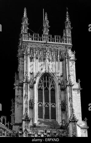 La cathédrale de York. Une des tours jumelles de la façade ouest, à droite de la porte avant de l'ouest. Ville de York, Angleterre, Grande-Bretagne. Banque D'Images