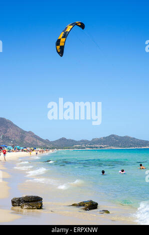 Blue Beach avec des gens et kite surf dans une journée d'été comme arrière-plan Banque D'Images