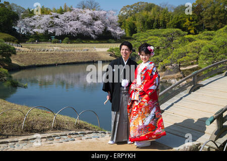 Couple japonais portant des vêtements traditionnels de Koraku-en jardin, Okayama, préfecture d'Okayama, Japon Banque D'Images