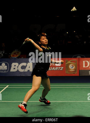 Jakarta. 7 juin, 2015. Yui Hashimoto du Japon est en concurrence contre Ratchanok Intanon de la Thaïlande au cours de la finale des femmes à l'Indonésie Ouvrir tournoi de badminton à Jakarta le 7 juin 2015. Ratchanok Intanon remporté 2-0 et a réclamé le titre. Il Crédit : Summer Palace/Xinhua/Alamy Live News Banque D'Images