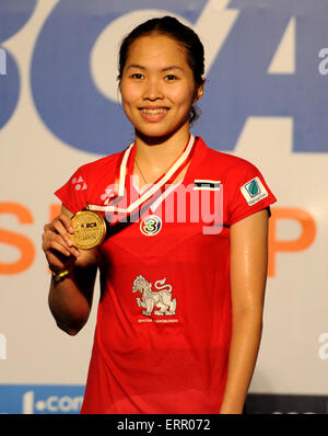 Jakarta. 7 juin, 2015. Ratchanok Intanon de Thaïlande pose avec sa médaille après avoir battu yui Hashimoto du Japon dans les dames en finale au tournoi de badminton ouvert de l'Indonésie à Jakarta le 7 juin 2015. Ratchanok Intanon remporté 2-0 et a réclamé le titre. Il Crédit : Summer Palace/Xinhua/Alamy Live News Banque D'Images