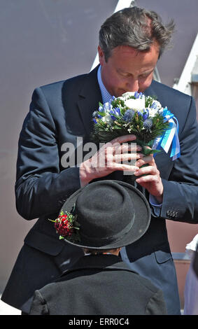 Le Premier ministre britannique, David Cameron, sent un bouquet de fleurs après son arrivée à l'aéroport de Munich, Allemagne, 07 juin 205. Les chefs d'État et de gouvernement des pays du G7 se réuniront le 07 et 08 juin 2015 à Schloss Elmau afin de discuter des défis de la politique étrangère et de sécurité. Photo : STEFAN UDRY/dpa Banque D'Images