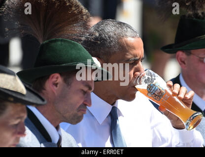 Le président américain Barack Obama boit un verre de bière allemande en Kruen, Allemagne, 07 juin 2015 qu'il rejoint avec la Chancelière allemande Angela Merkel (pas sur la photo) avant d'assister au sommet du G7 de Garmisch-Partenkirchen. Chefs d'état et de gouvernement des sept principaux pays industrialisés (G7) ont prévu de se rencontrer à Elmau Castle, Bavière, les 7 et 8 juin comme le point culminant de l'Allemagne à la présidence du G7. Photo : Daniel Karmann/dpa Banque D'Images