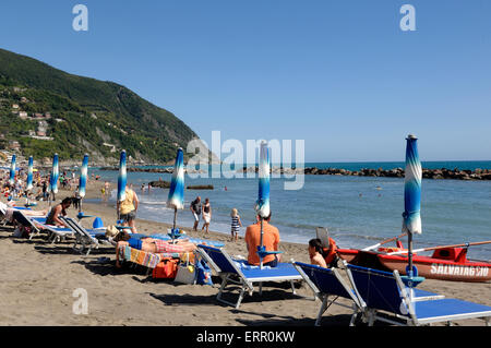 Les gens à la plage de Moneglia, Ligurie Banque D'Images