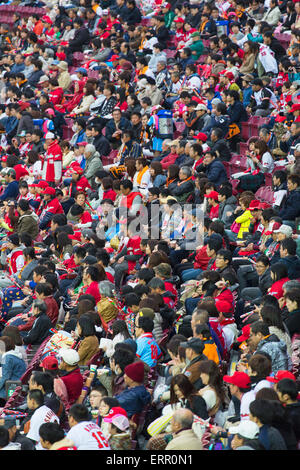 Les gens qui suivent le match de baseball de Hiroshima Toyo carpes à l'intérieur du stade MAZDA Zoom-Zoom, Hiroshima, Hiroshima Prefecture, Japan Banque D'Images
