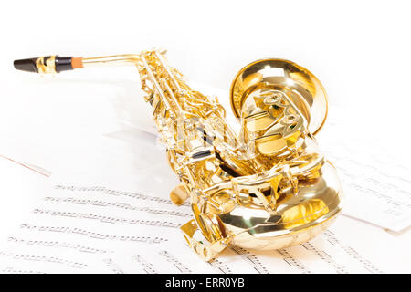 Saxophone Alto portant sur les notes de musique Banque D'Images