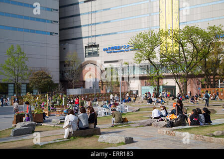 Les gens en centre-ville Parc, Fukuoka, Kyushu, Japon Banque D'Images