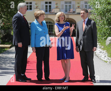 Kruen, Allemagne. 07Th Juin, 2015. La chancelière allemande Angela Merkel accueille le premier ministre canadien Stephen Harper (L) et son épouse Laureen Harper en Kruen, Allemagne, 07 juin 2015. Le mari de Mme Merkel Joachim Sauer est à droite, les chefs d'état et de gouvernement des sept principaux pays industrialisés (G7) ont prévu de se rencontrer à Elmau Castle, la Bavière, le 07 et 08 juin pour discuter de la politique étrangère et de sécurité. Photo MICHAEL KAPPELER/dpa/Alamy Live News Banque D'Images