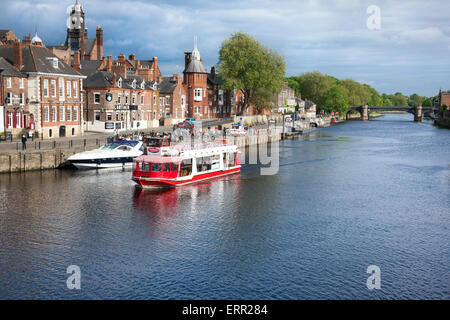 Rivière Ouse à York, en Angleterre (vue de la rue Bridge) Banque D'Images