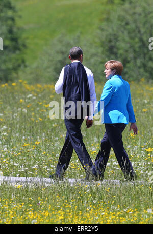 Garmisch-Partenkirchen, Allemagne. 7 juin, 2015. La chancelière allemande, Angela Merkel, et le président américain Barack Obama à pied à Elmau, Allemagne, 07 juin 2015. Chefs d'état et de gouvernement des sept principaux pays industrialisés (G7) ont prévu de se rencontrer à Elmau Castle, la Bavière, le 07 et 08 juin pour discuter de la politique étrangère et de sécurité. Photo KARL-JOSEF OPIM/dpa/Alamy Live News Banque D'Images