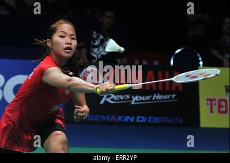 Jakarta, Indonésie, Jakarta. 7 juin, 2015. JAKARTA, INDONÉSIE - JUIN 06 : La Thaïlande est Ratchanok Intanon renvoie un shot du Japon yui Hashimoto au cours de la femme au final l'Indonésie 2015 Superseries Premier tournoi de badminton ouvert à Jakarta le 06 juin, 2015. La Thaïlande est Ratchanok Intanon gagner du Japon's yui Hashimoto avec score 21-11 et 21-10. Credit : Sijori Images/ZUMA/Alamy Fil Live News Banque D'Images