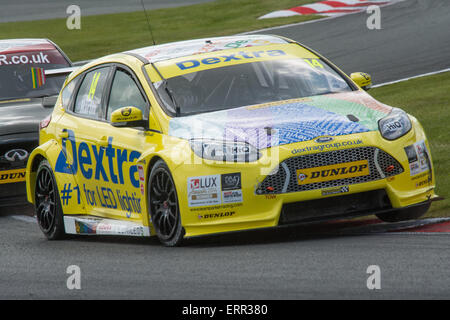 Alex Martin et Dextra Racing Ford Fcus durs pendant la Dunlop MSA British Touring Car Championship at Oulton Park le 7 juin 2015 dans LITTLE BUDWORTH, Cheshire, Royaume-Uni (photo de Gergo Toth / Alamy Live News) Banque D'Images