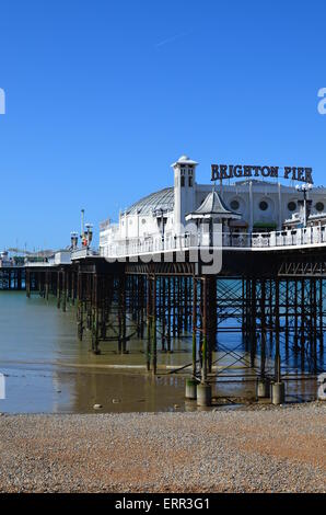 La jetée de Brighton dans l'East Sussex en Angleterre au cours de l'été. Banque D'Images