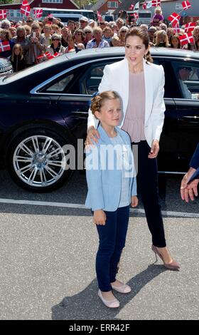 La princesse Mary du Danemark et sa fille la Princesse Isabella visitez l'île de Samsoe, Danemark, 6 juin 2015. C'était la première fonction officielle d'Isabelle. Pre/Albert Nieboer/Pays-Bas OUT - AUCUN FIL SERVICE - Banque D'Images