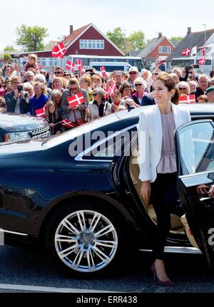 La princesse Mary du Danemark est en visite dans l'île de Samsoe, le Danemark, le 6 juin 2015 avec sa fille. C'était la première fonction officielle d'Isabelle. Pre/Albert Nieboer/Pays-Bas OUT - AUCUN FIL SERVICE - Banque D'Images