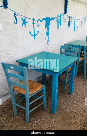 Restaurant vide bleu caractéristique avec des chaises,table et peinture murale à la plage sur l'île de Chios, Grèce Banque D'Images