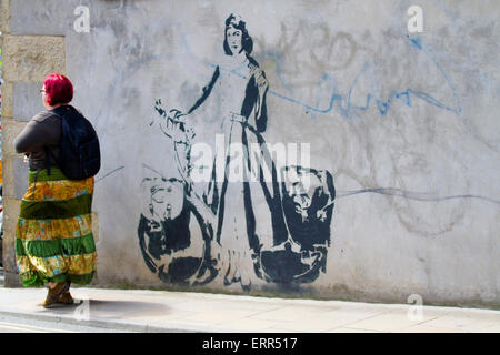 Stewy, Bristol artiste de rue-psychogéographique taille de la vie pochoirs portrait mural de la poèt américaine Sylvia Plath, poète américain prééminent.L'épouse du poète lauréat Ted Hughes, vue au Festival du pont Hebden.Calvaire, Yorkshire, juin 2015. Banque D'Images