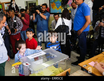 Ankara, Turquie. 7 juin, 2015. Une jeune fille aide son père avec le bulletin de vote dans une boîte à un bureau de scrutin à Ankara, Turquie, le 7 juin 2015. Les Turcs ont commencé à voter dimanche aux élections législatives pour décider de la forme du prochain gouvernement en Turquie. Credit : Zou Le/Xinhua/Alamy Live News Banque D'Images